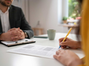 Louer à un locataire sans CDI : risques et mesures à adopter